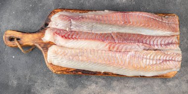 balık çiğ fileto beyaz morina ya da masa üzerinde halibut taze yiyecek fotokopi uzay yiyecek arka plan kırsal üst görünüm