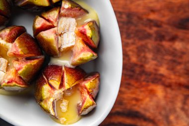 İncirli peynirli camembert peyniri ya da Brie taze yemek aperatifleri masanın üzerinde fotokopi alanı arka plan kırsal manzarası