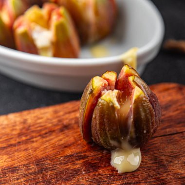 İncirli peynirli camembert peyniri ya da Brie taze yemek aperatifleri masanın üzerinde fotokopi alanı arka plan kırsal manzarası