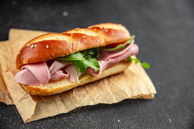 Sandviç jambon et spam taze yemek aperatif masa üzerinde fotokopi uzay yiyecek arka plan kırsal üst görünüm