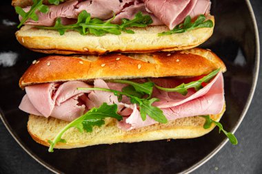 Sandviç jambon et spam taze yemek aperatif masa üzerinde fotokopi uzay yiyecek arka plan kırsal üst görünüm