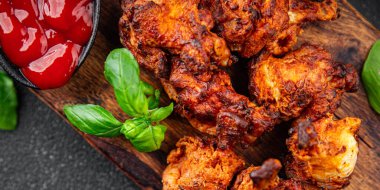 Tavuk kanadı barbeküde kızarmış bbqoultry taze yemek aperatifi masada fotokopi alanı arka plan kırsal manzarası