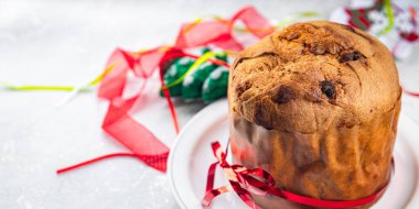 Panettone Noel pastası tatlı ürünler Noel arkaplanı Noel yemeği atıştırmalıkları fotokopi masasında uzay yiyecekleri arka plan kırsal manzarası