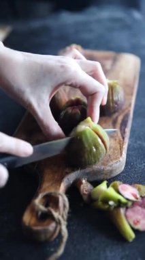 Peynirli camembert ya da brie taze yemek aperatifleri ile pişirilmiş incir. Arka plan fotokopisi. Kırsal üst görüş keto ya da paleo diyet vejetaryen yemeği.