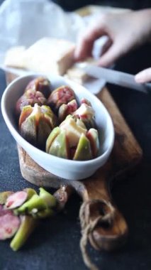 Peynirli camembert ya da brie taze yemek aperatifleri ile pişirilmiş incir. Arka plan fotokopisi. Kırsal üst görüş keto ya da paleo diyet vejetaryen yemeği.