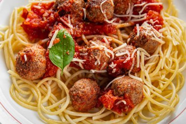 Domates soslu spagetti köftesi masada taze yemek atıştırmalığı fotokopi alanı kırsal arka plan manzarası