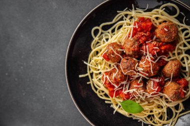 Domates soslu spagetti köftesi masada taze yemek atıştırmalığı fotokopi alanı kırsal arka plan manzarası