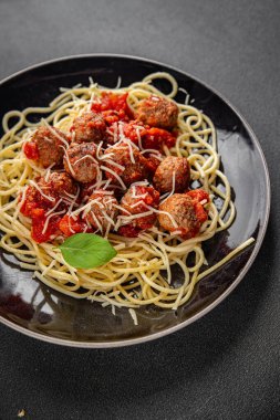 Domates soslu spagetti köftesi masada taze yemek atıştırmalığı fotokopi alanı kırsal arka plan manzarası