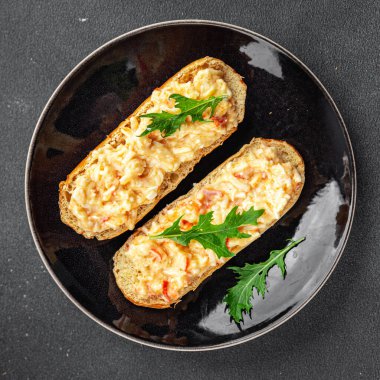 Salata yayılmış surimi ve yengeç çubukları, mayonez smorrebrod taze yemek aperatifleri masa üzerinde fotokopi alanı arka plan kırsal üst görünüm