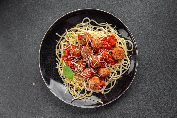 Domates soslu spagetti köftesi masada taze yemek atıştırmalığı fotokopi alanı kırsal arka plan manzarası