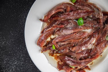 Pizza tavuk eti, zeytin, sosis, peynir, domates sosu. Masada taze yemek atıştırmalığı. Arka planda fotokopi.