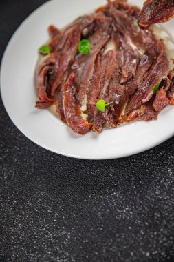 Pizza tavuk eti, zeytin, sosis, peynir, domates sosu. Masada taze yemek atıştırmalığı. Arka planda fotokopi.