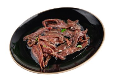 Pizza tavuk eti, zeytin, sosis, peynir, domates sosu. Masada taze yemek atıştırmalığı. Arka planda fotokopi.