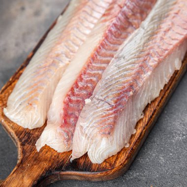 Çiğ çiğ balık morina balığı ya da taze yemek atıştırmalığı masada fotokopi uzayı arka plan kırsal üst görüş keto ya da paleo diyet vejetaryen yemeği