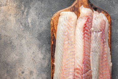 Çiğ çiğ balık morina balığı ya da taze yemek atıştırmalığı masada fotokopi uzayı arka plan kırsal üst görüş keto ya da paleo diyet vejetaryen yemeği