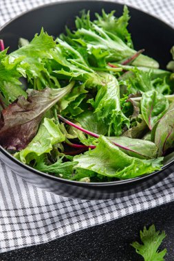 Salata yeşil yapraklar salata taze yemek aperatifleri masanın üzerinde fotokopi uzayı arka plan kırsal üst görünüm keto veya paleo diyet vejetaryen gıda karıştırın