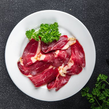 Ördek göğsü eti magret tütsülenmiş kümes hayvanları taze yemek masada fotokopi alanı arka plan kırsal manzarası