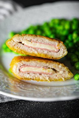 Pirzola cordon bleu tavuk eti, peynir, domuz pastırması. Masanın üzerinde fotokopi alanı arka plan kırsal manzarası.