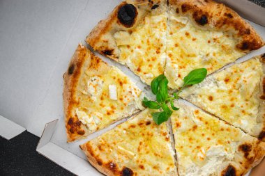 Pizza dört peynir taze yemek aperatifleri masanın üzerinde fotokopi uzay yiyecekleri arka plan kırsal üst görünüm