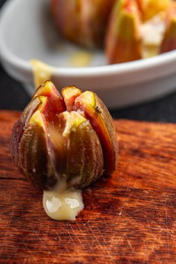 İncirler fırında peynir taze yemek atıştırmalıkları masanın üzerinde fotokopi alanı arka plan kırsal manzarası 