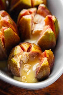 İncirler fırında peynir taze yemek atıştırmalıkları masanın üzerinde fotokopi alanı arka plan kırsal manzarası 