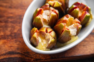 İncirler fırında peynir taze yemek atıştırmalıkları masanın üzerinde fotokopi alanı arka plan kırsal manzarası 