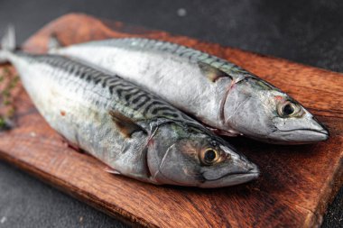 Uskumru balığı çiğ deniz ürünleri. Masanın üzerinde taze yemek. Fotokopi uzay yiyeceklerinin arka plan kırsal manzarası. 