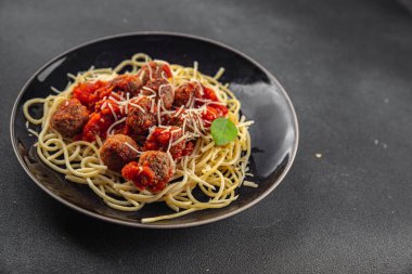 Köfteli spagetti, domates sosu gurme et masaya taze yemek atıştırmalığı. Fotokopi alanı, kırsal arka plan manzarası.