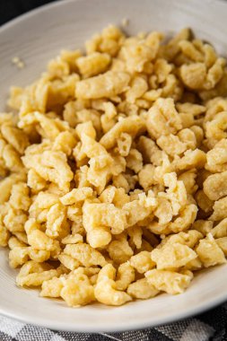 Yumurta makarna spaetzle şekilli taze yemek aperatifi masanın üzerinde fotokopi alanı yemek arka plan kırsal üst görünüm