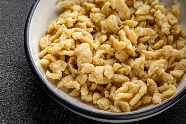 Yumurta makarna spaetzle şekilli taze yemek aperatifi masanın üzerinde fotokopi alanı yemek arka plan kırsal üst görünüm