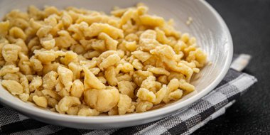 Yumurta makarna spaetzle şekilli taze yemek aperatifi masanın üzerinde fotokopi alanı yemek arka plan kırsal üst görünüm