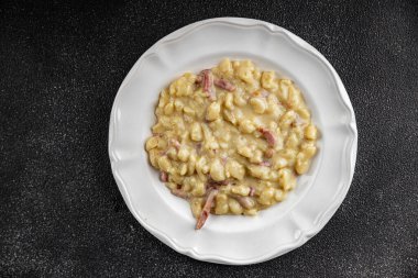 Yumurta makarna spaetzle şekilli taze yemek aperatifi masanın üzerinde fotokopi alanı yemek arka plan kırsal üst görünüm