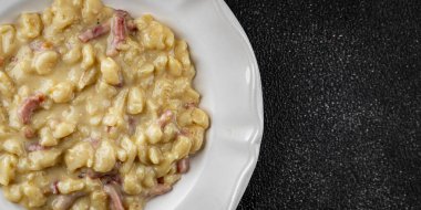 Yumurta makarna spaetzle şekilli taze yemek aperatifi masanın üzerinde fotokopi alanı yemek arka plan kırsal üst görünüm