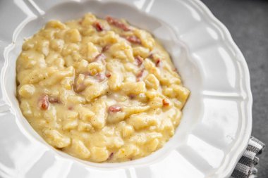 Yumurta makarna spaetzle şekilli taze yemek aperatifi masanın üzerinde fotokopi alanı yemek arka plan kırsal üst görünüm