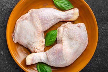 tavuk bacağı çiğ et tavuk but kümes hayvanı eti kemik gurmesi taze yemek aperatifi masa üzerinde fotokopi uzay yiyecek arka plan kırsal üst görünüm