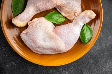 tavuk bacağı çiğ et tavuk but kümes hayvanı eti kemik gurmesi taze yemek aperatifi masa üzerinde fotokopi uzay yiyecek arka plan kırsal üst görünüm