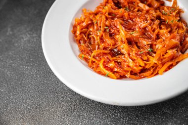 Kabartma lahana turşusu domates sosu. Sebze sosu. Lezzetli gurme yemek arkaplanı.