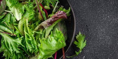yeşil salata yaprakları salata taze yemek aperatifleri masanın üzerinde fotokopi alanı arka plan kırsal manzarası 
