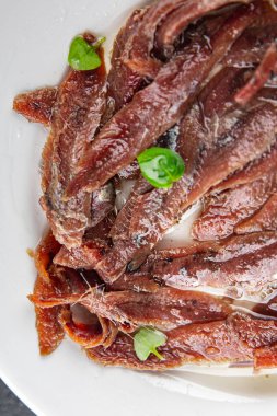 Masanın üzerindeki tabakta ançüezler taze ve lezzetli deniz ürünleri tabağında atıştırmalıklar fotokopi masasında uzay yiyecekleri arka planda kırsal alanda vejetaryen diyet yemekleri