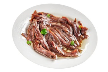 Masanın üzerindeki tabakta ançüezler taze ve lezzetli deniz ürünleri tabağında atıştırmalıklar fotokopi masasında uzay yiyecekleri arka planda kırsal alanda vejetaryen diyet yemekleri