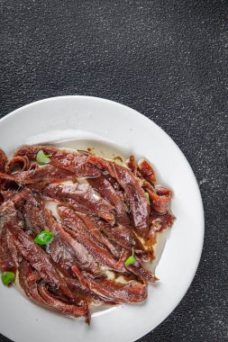 Masanın üzerindeki tabakta ançüezler taze ve lezzetli deniz ürünleri tabağında atıştırmalıklar fotokopi masasında uzay yiyecekleri arka planda kırsal alanda vejetaryen diyet yemekleri