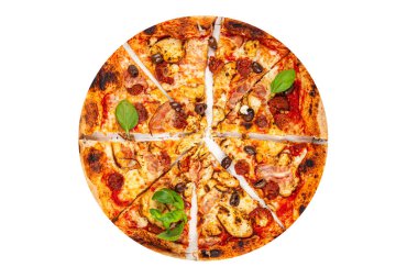 Pizza tavuk eti, sosis, zeytin, peynir, domates sosu taze yemek atıştırmalıkları fotokopi masasında.
