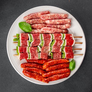 Etli sosis, sulu domuz eti, lezzetli gurme yemek arkaplanı rustick gıdanın üstünde fotokopi alanı.