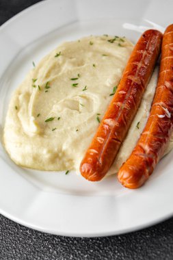 Patates püresi ve kızarmış sosis basit yemek lezzetli gurme yemek arkaplanı masa kırsal gıdalar üst görünüm fotokopi alanı