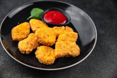 nugget tavuk eti kızarmış taze yemek aperatifi masanın üzerinde fotokopi uzayı yiyecek arka plan kırsal manzarası