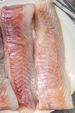 Çiğ çiğ balık morina balığı ya da taze yemek atıştırmalığı masada fotokopi uzayı arka plan kırsal üst görüş keto ya da paleo diyet vejetaryen yemeği