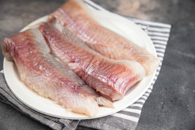 Çiğ çiğ balık morina balığı ya da taze yemek atıştırmalığı masada fotokopi uzayı arka plan kırsal üst görüş keto ya da paleo diyet vejetaryen yemeği