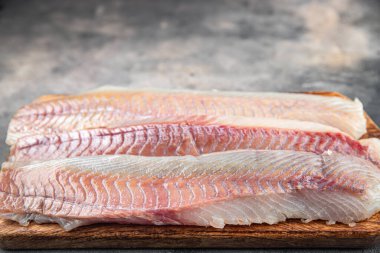 Çiğ çiğ balık morina balığı ya da taze yemek atıştırmalığı masada fotokopi uzayı arka plan kırsal üst görüş keto ya da paleo diyet vejetaryen yemeği