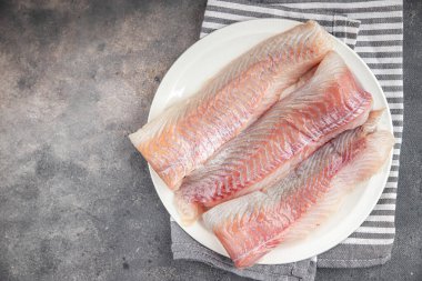 Çiğ çiğ balık morina balığı ya da taze yemek atıştırmalığı masada fotokopi uzayı arka plan kırsal üst görüş keto ya da paleo diyet vejetaryen yemeği