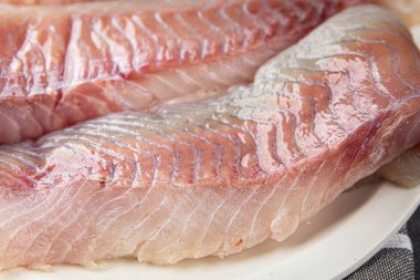 Çiğ çiğ balık morina balığı ya da taze yemek atıştırmalığı masada fotokopi uzayı arka plan kırsal üst görüş keto ya da paleo diyet vejetaryen yemeği